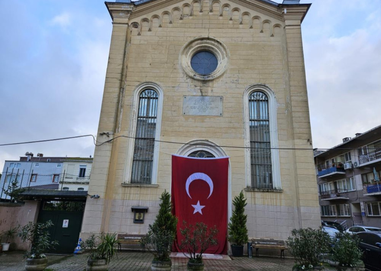Silahlı saldırının düzenlendiği Santa Maria Kilisesi'ne Türk bayrağı asıldı