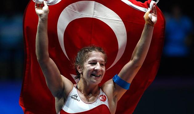 Güreşçiler minderde tarih yazdı!