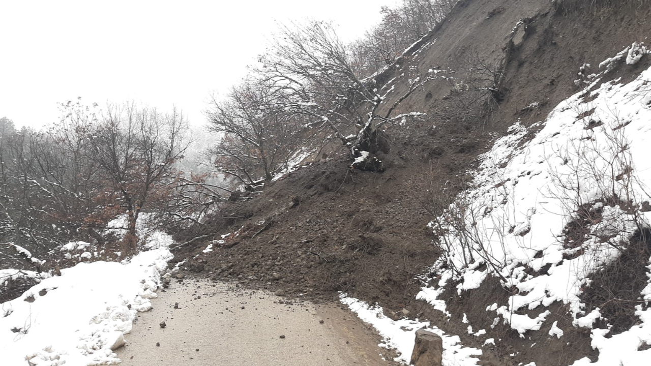 Karabük'te heyelan yol kapandı