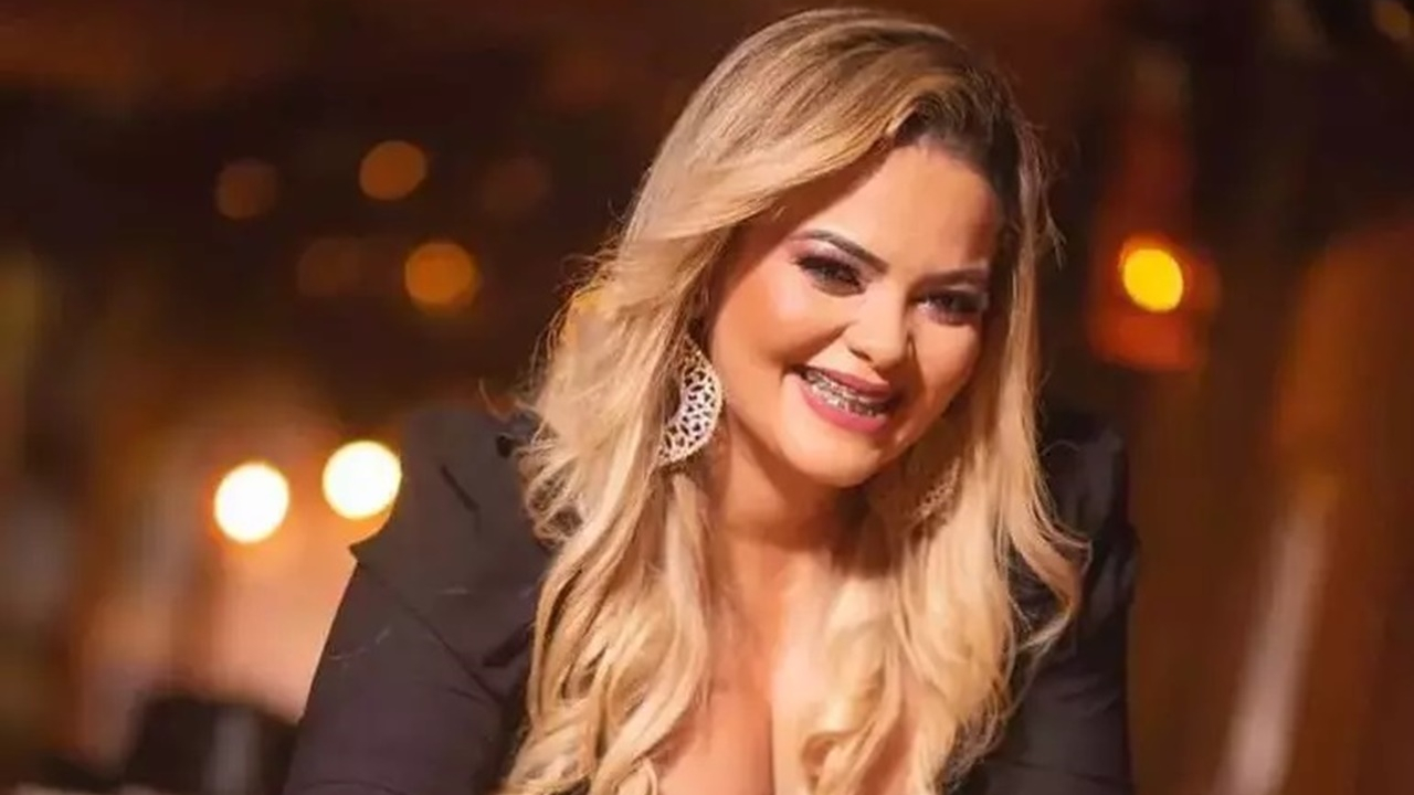 Zayıflamak için bıçak altına yatan ünlü şarkıcı canından oldu!