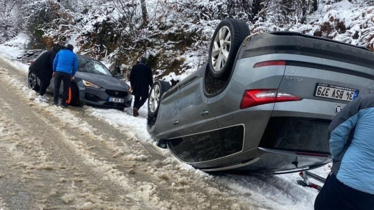 Uludağ'da yollar çarpışan araba pistine döndü! Kaza yapanlar, yolda kalanlar...