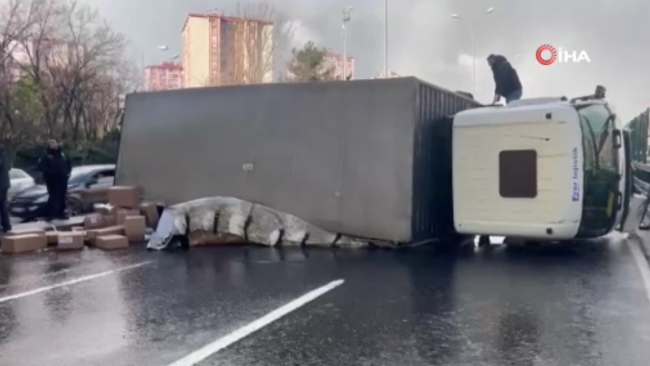 E-5 Karayolu'nda kamyon devrildi! Trafik tamamen durdu