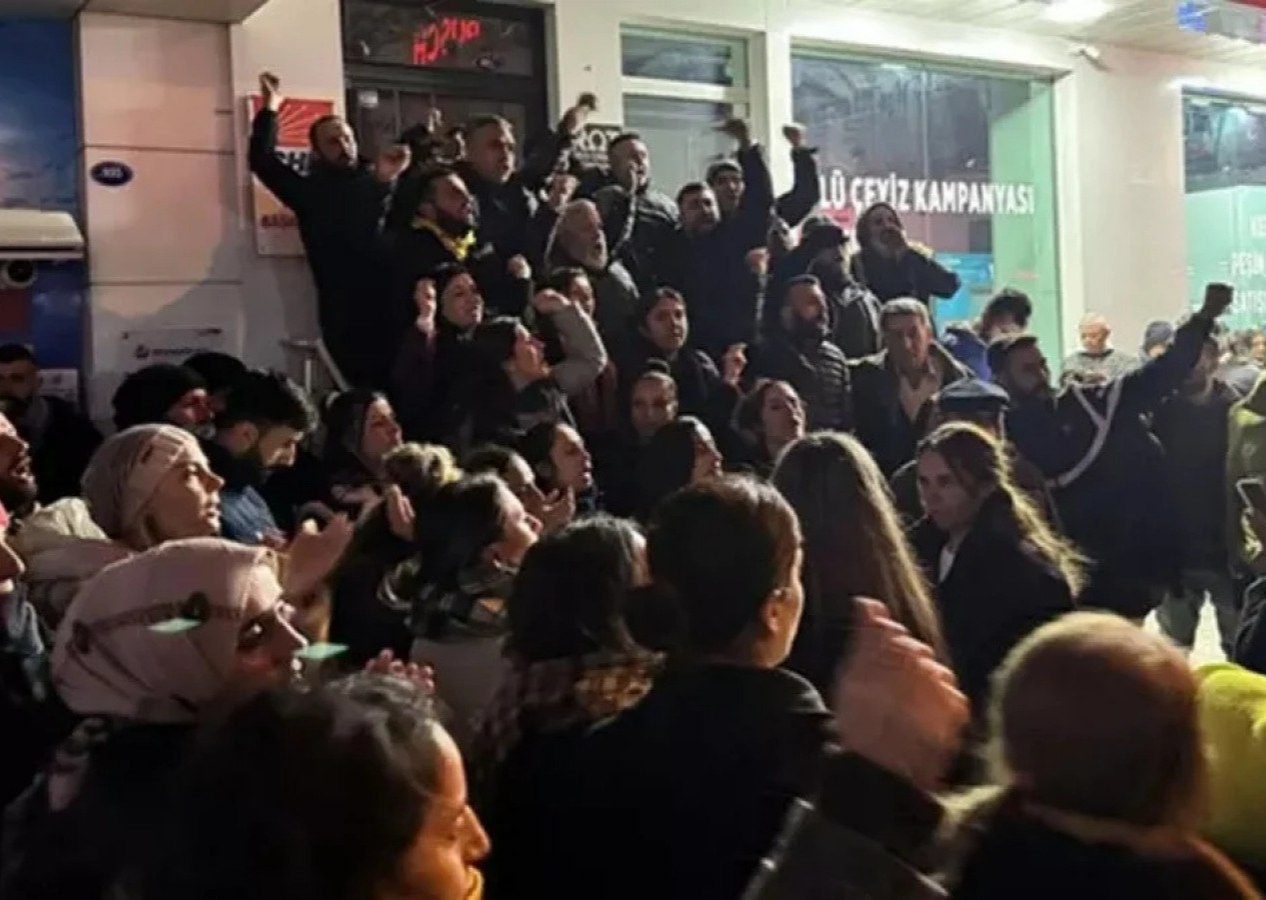 İzmir adaylarına isyan eden CHP'liler eylem yaptı! "İthal aday istemiyoruz"