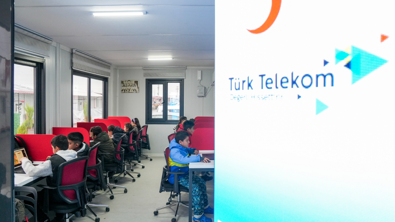 Türk Telekom ve Kızılay’dan deprem bölgesindeki öğrencilere eğitim ve teknoloji desteği