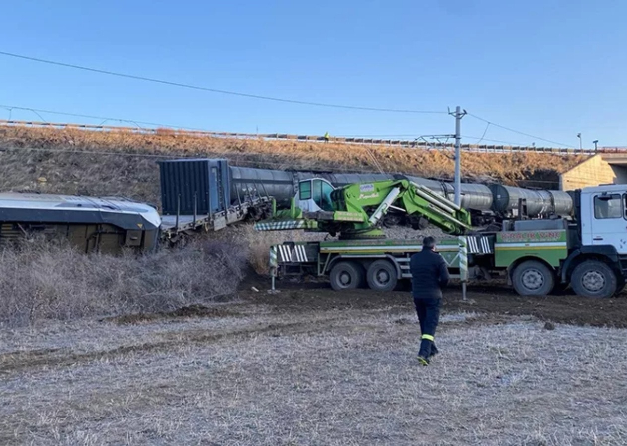 Ankara-Kırıkkale demiryolunda istinat duvarı çöktü! Tren raydan çıktı...