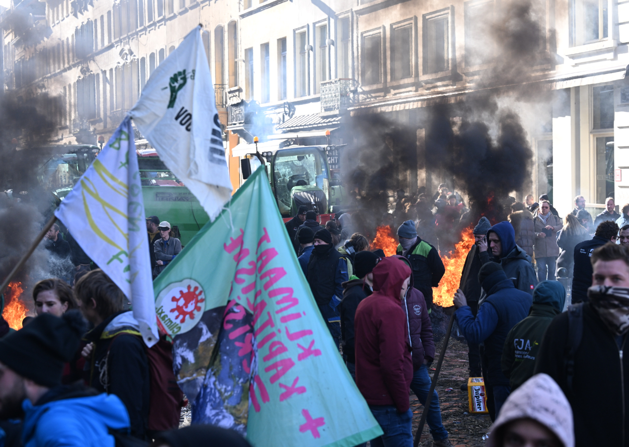 Belçika savaş alanı! Protestolar şiddetleniyor: Çiftçiler Avrupa Parlamentosu'nu ablukaya aldı