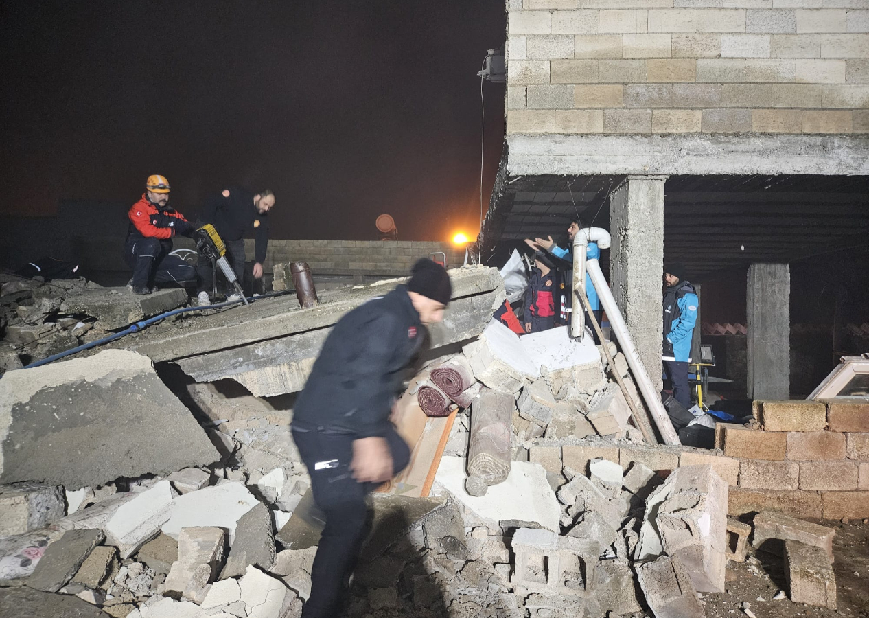 Şanlıurfa'da orta hasarlı olarak belirlenip mühürlenen ev çöktü: 2 ölü, 8 yaralı