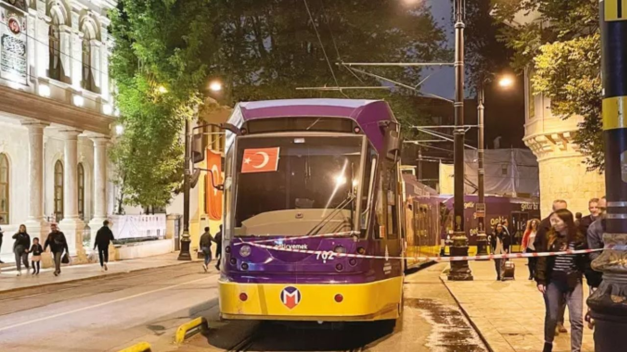 Zeytinburnu'nda iki tramvay çarpıştı! Seferler durdu!