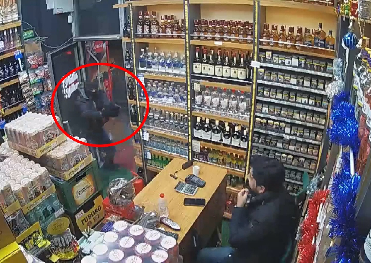 Bahçelievler'de tekel bayisine silahlı saldırı! Dehşet anları kamerada...
