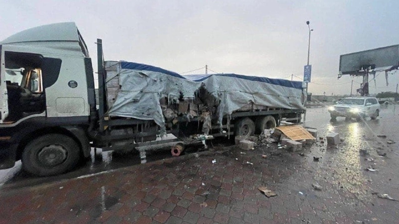 İsrail, Gazze'ye giden yardım konvoyunu vurdu