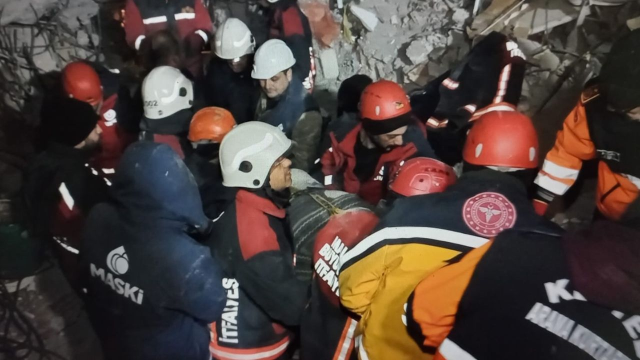6 Şubat depremlerinde 600 vatandaşı enkazdan çıkardılar