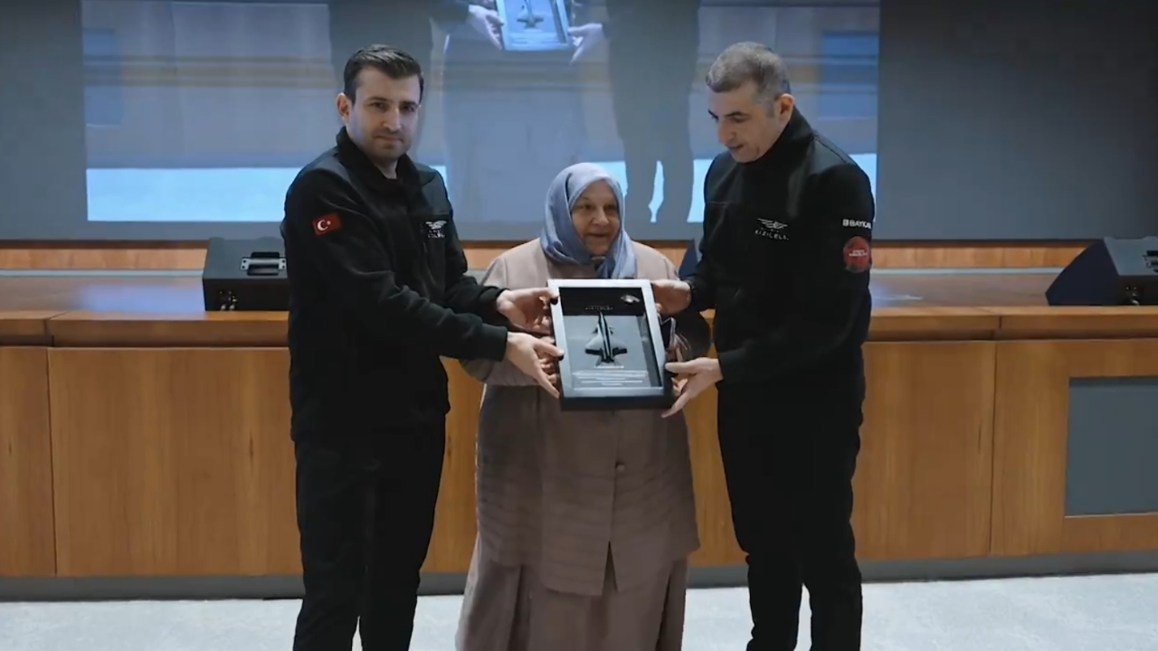 Selçuk Bayraktar'dan Türkiye’nin ilk kadın bilgisayar programcılarından olan annesi Canan Bayraktar'a özel plaket