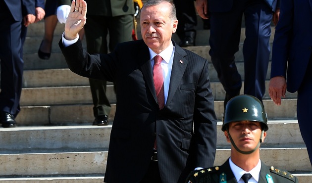 Cumhurbaşkanı Erdoğan'a Anıtkabir'de sevgi seli!