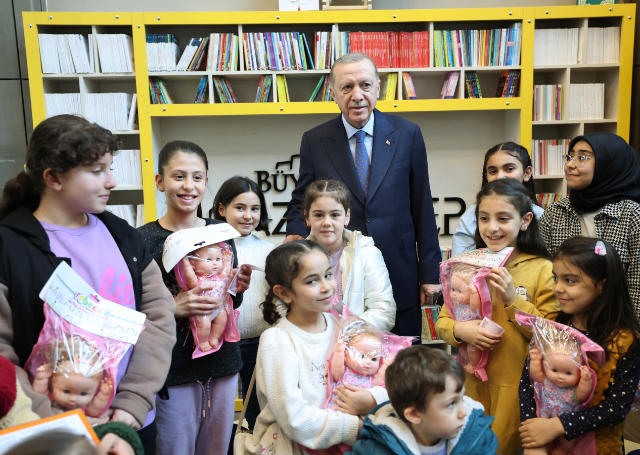 Lina ve Hira'nın çocuk kütüphanesinden ödünç aldıkları kitaplar depremde enkaz altında kaldı