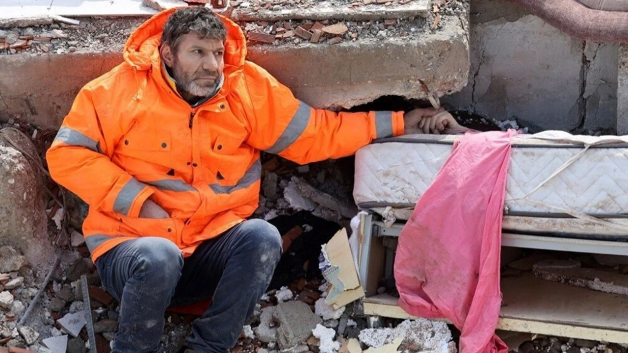 Tüm Türkiye'yi yasa boğan deprem felaketinin 1. yıl dönümünde hayatını kaybedenler anıldı!