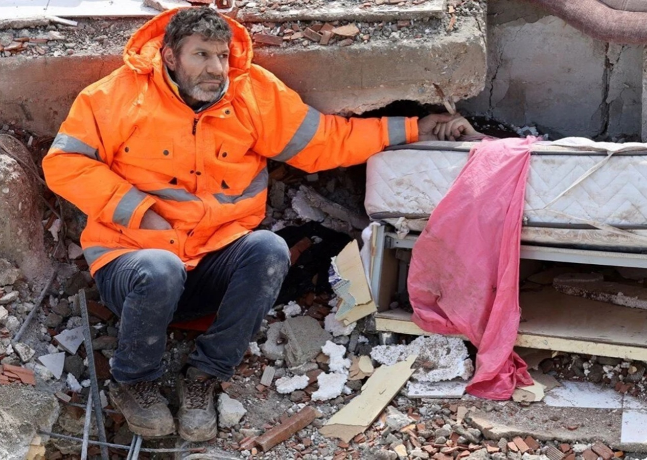 Tüm Türkiye'yi yasa boğan deprem felaketinin 1. yıl dönümünde hayatını kaybedenler anıldı!
