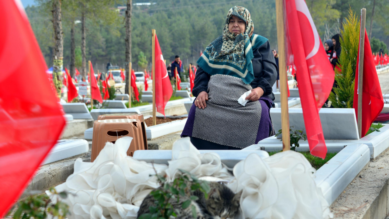 Depremde 4 yakınını kaybeden anne mezarı başında konuştu: Cenazeleri bulduğumuza şükrettik! Bu kedi mezardan ayrılmıyor