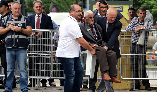 Kore Gazisi Selahattin Erzincan, törene sandalyesiyle taşınarak getirildi!