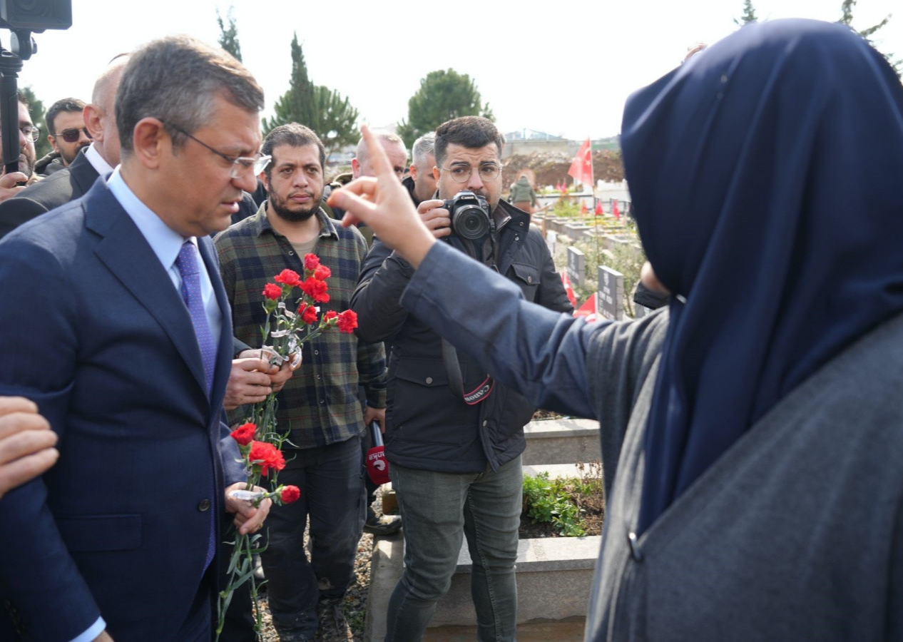 Deprem şehitliğini ziyaret eden Özgür Özel'e afetzededen tepki: Burası siyaset yeri değil!
