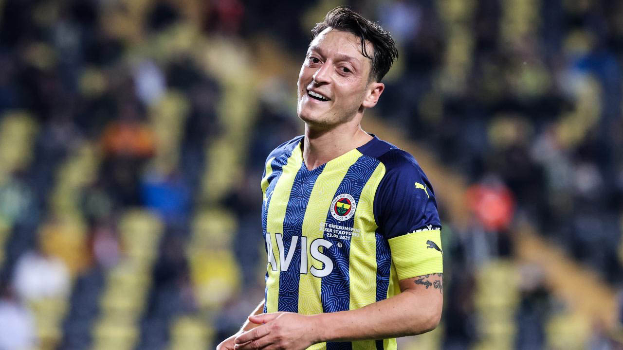 Mesut Özil yazın sahalara geri dönüyor! İngiltere'nin yolunu tutacak