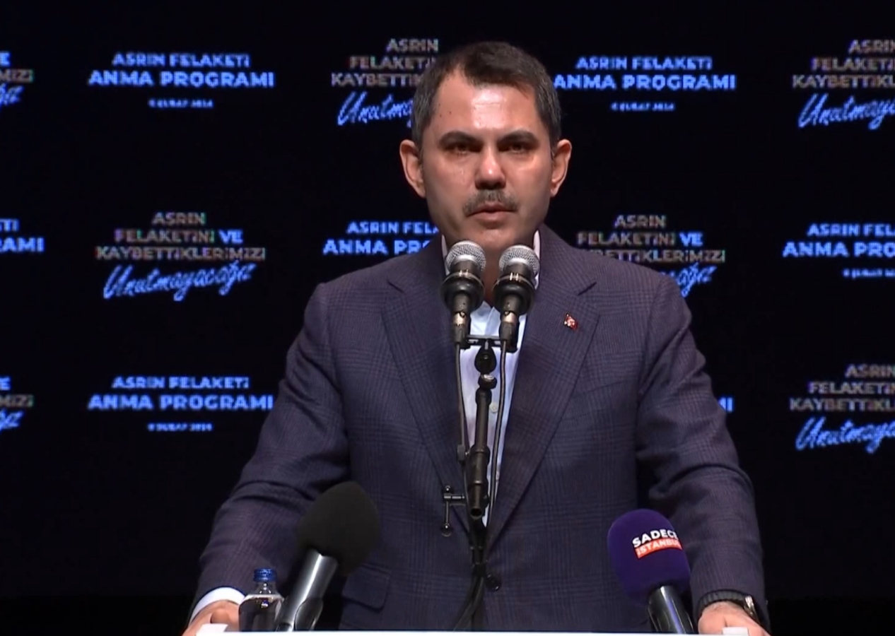 Depremzedelerle bir araya gelen İBB Başkan adayı Murat Kurum gözyaşlarını tutamadı