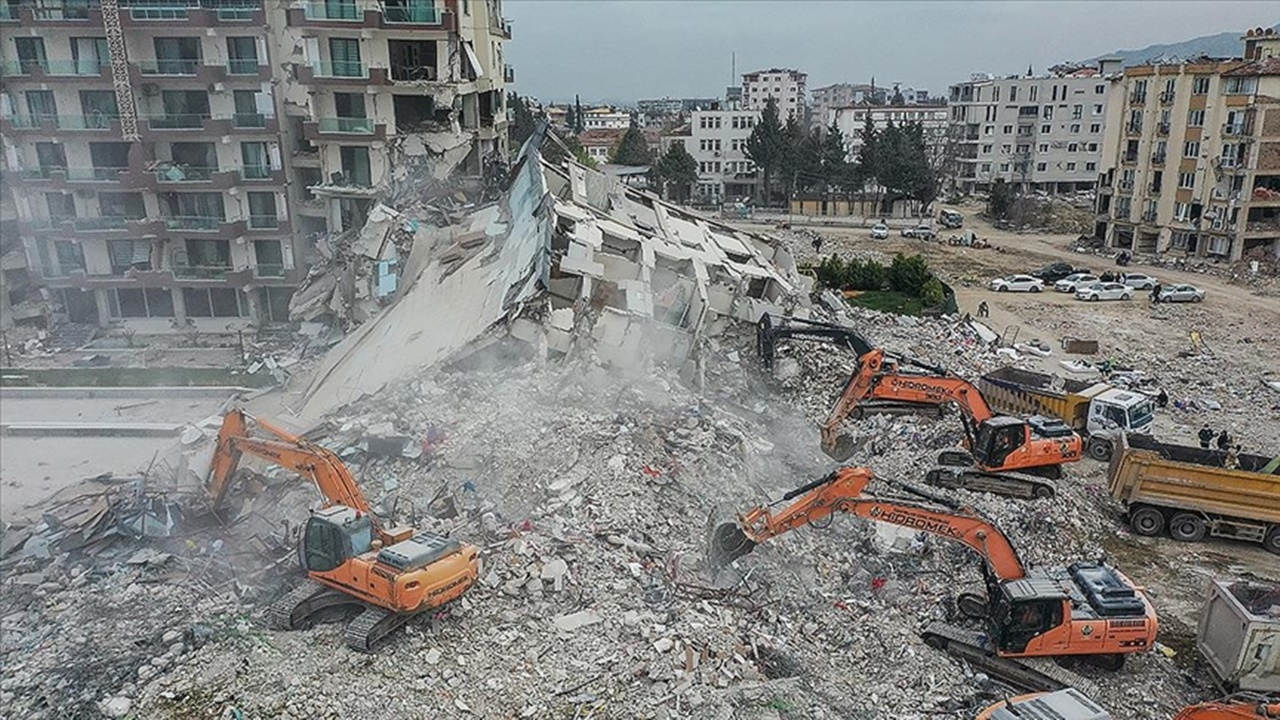 Ünlü isimlerden 6 Şubat'taki deprem felaketinin yıl dönümünde paylaşım