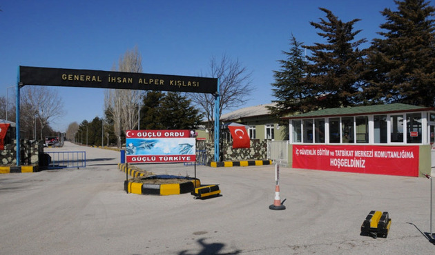 Kışladaki 'fesli cübbeli' kıyafete soruşturma