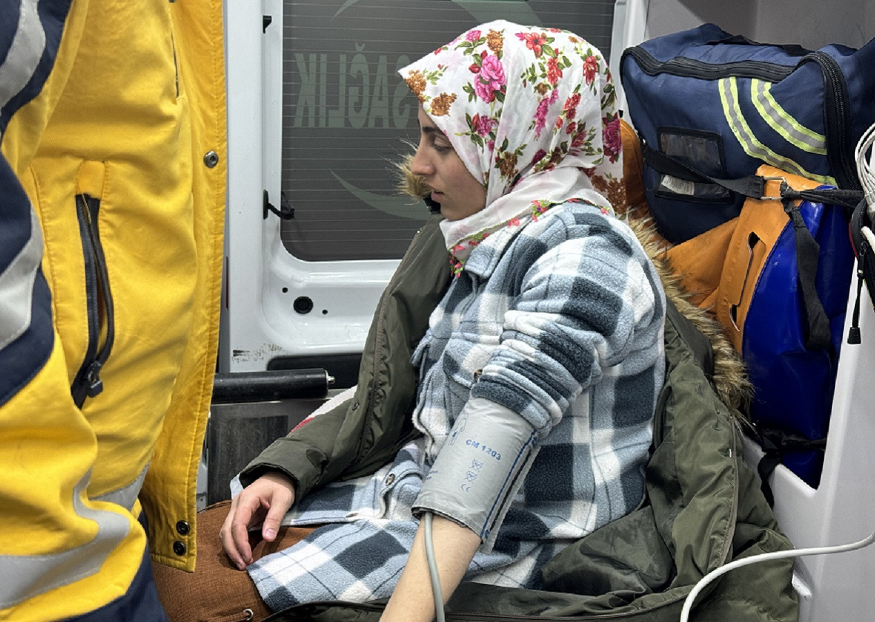 Ağrı'da kar ve tipi yolları kapattı! Hamile kadın 6 saatlik çalışma sonucu hastaneye ulaştırıldı!