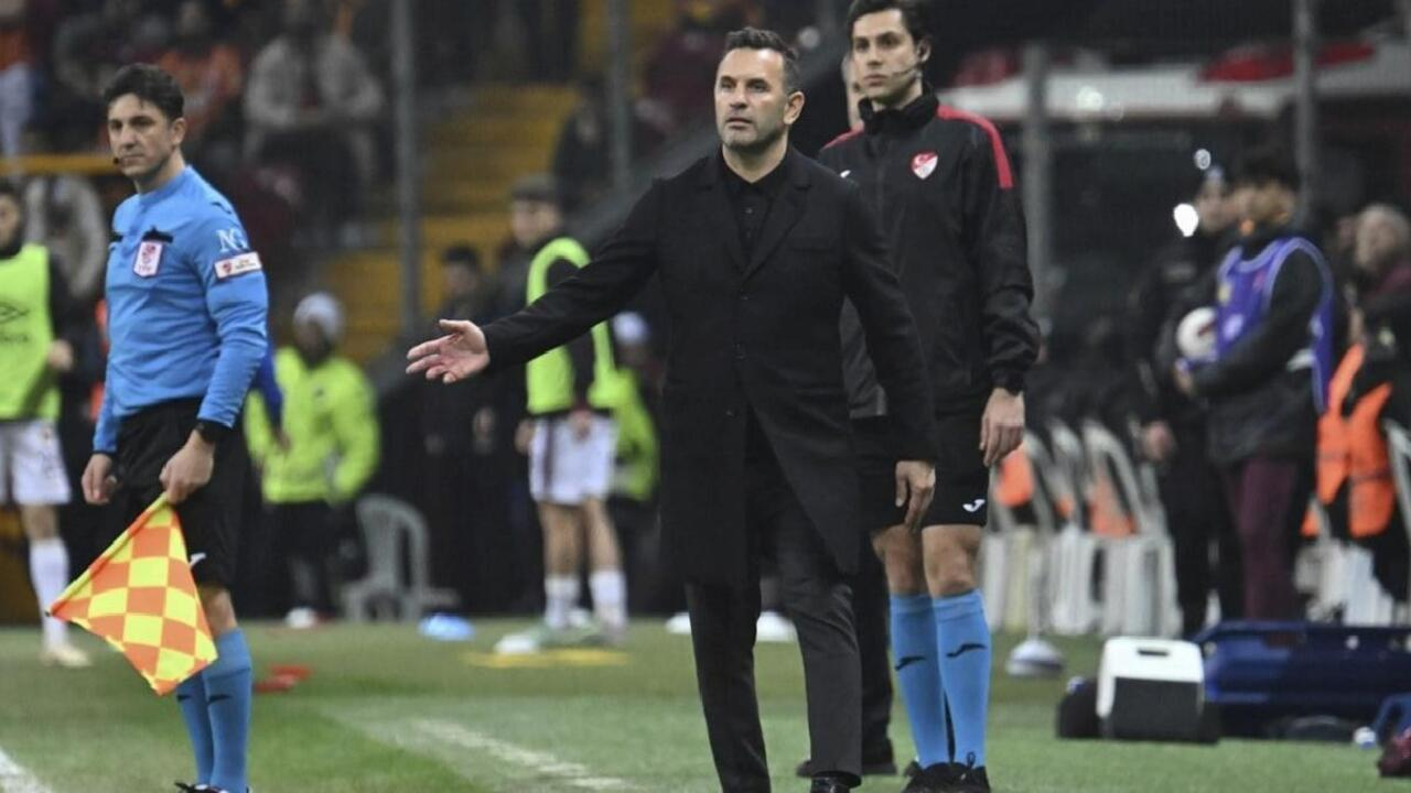 Okan Buruk'tan transfer açıklaması: Sağ bek için hazır bir oyuncu ile anlaştık!