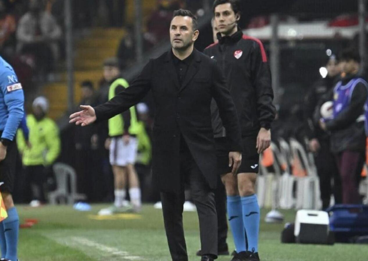 Okan Buruk'tan transfer açıklaması: Sağ bek için hazır bir oyuncu ile anlaştık!