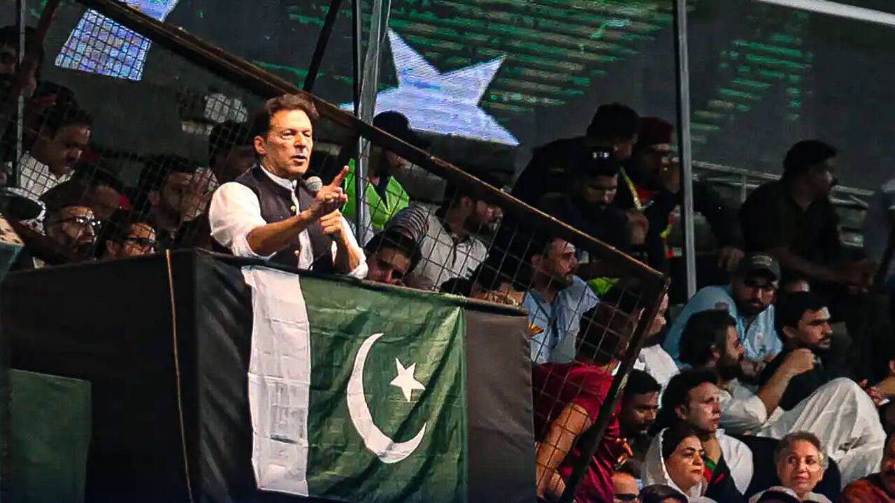 Pakistan'da tarihi seçim! Sandıklara İmran Han damga vurdu