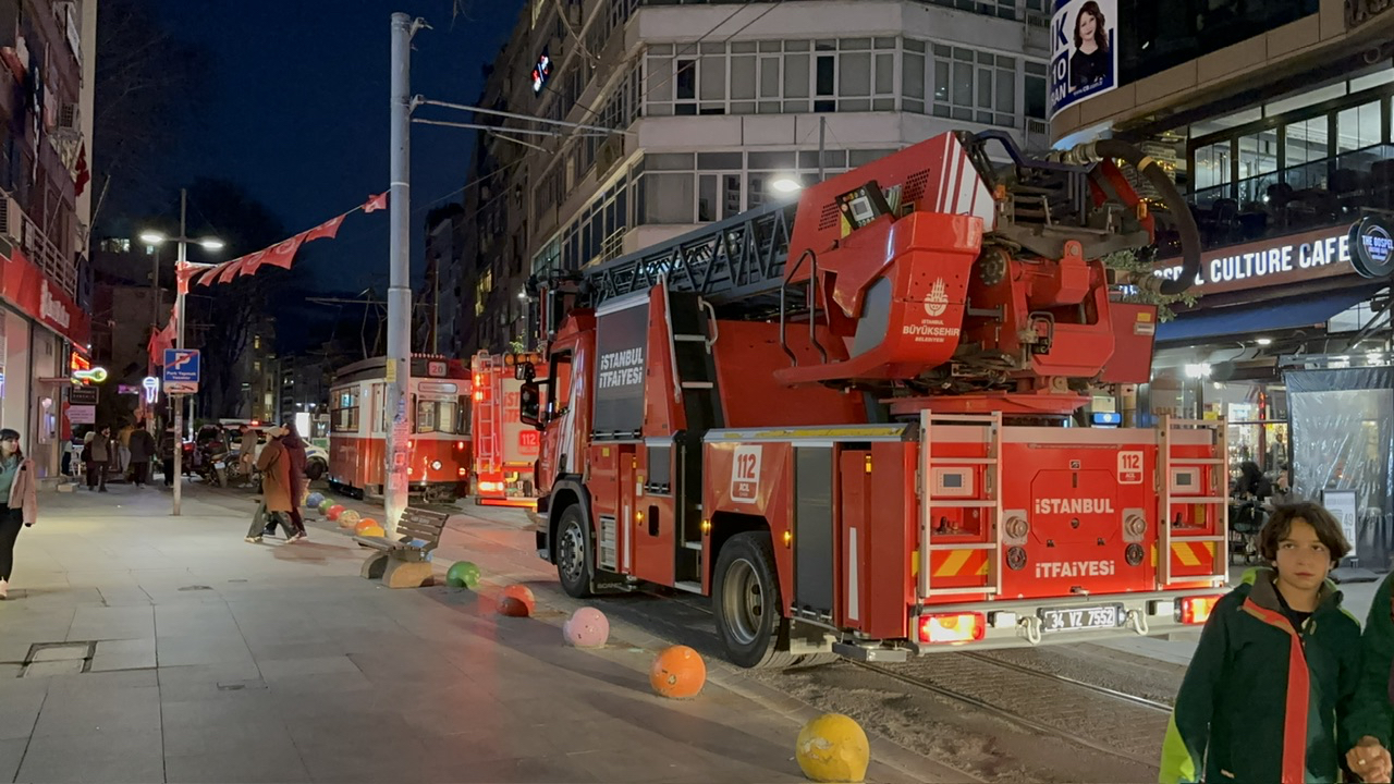 Kadıköy'de feci ölüm: Torununu kurtarmak isterken tramvayın altında kaldı