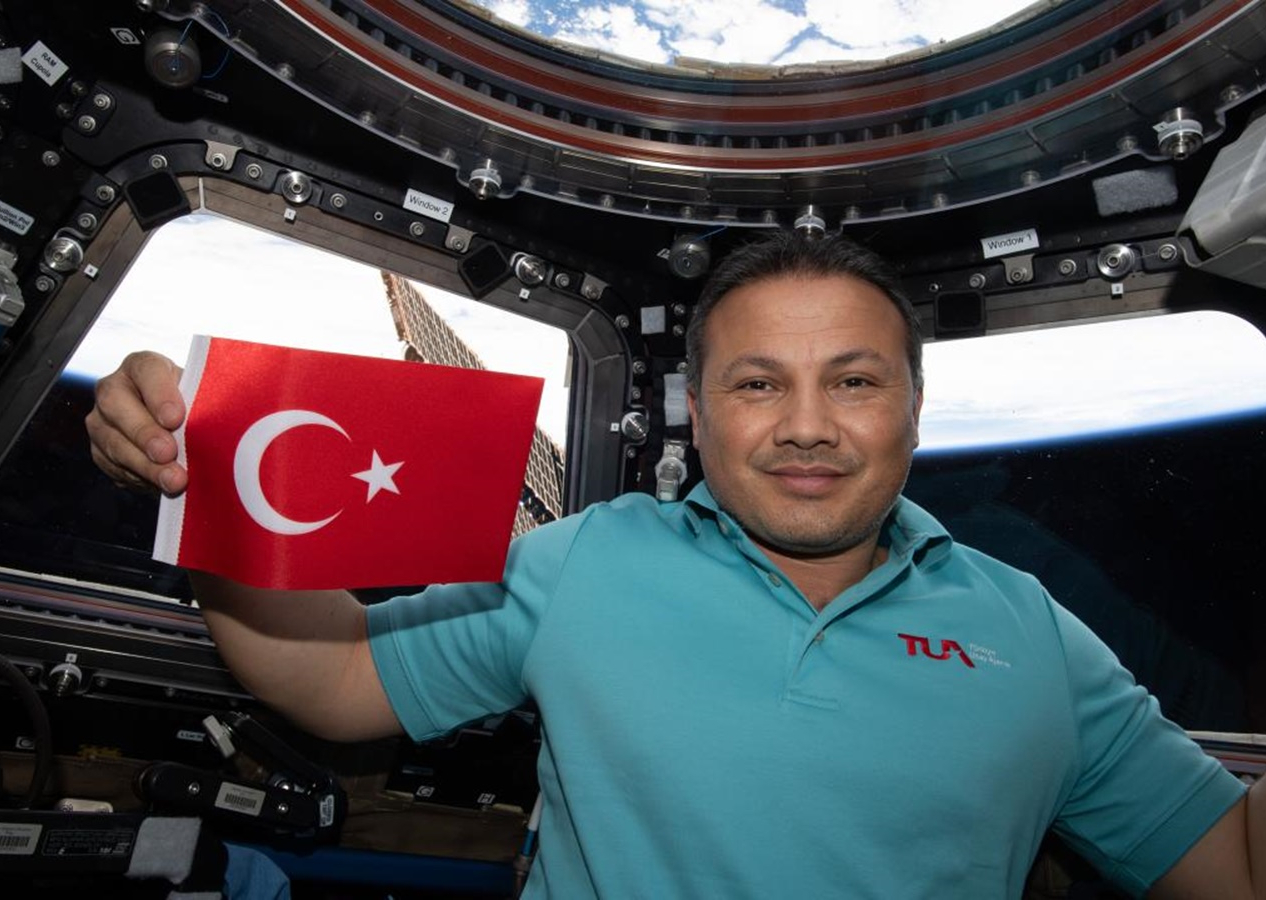 İlk Türk astronot Alper Gezeravcı Dünya'ya döndü!