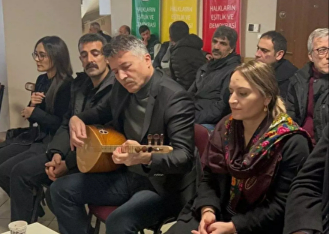 CHP'den DEM Parti'nin Öcalan eylemine ziyaret! Türkü söyleyerek destek verdiler...