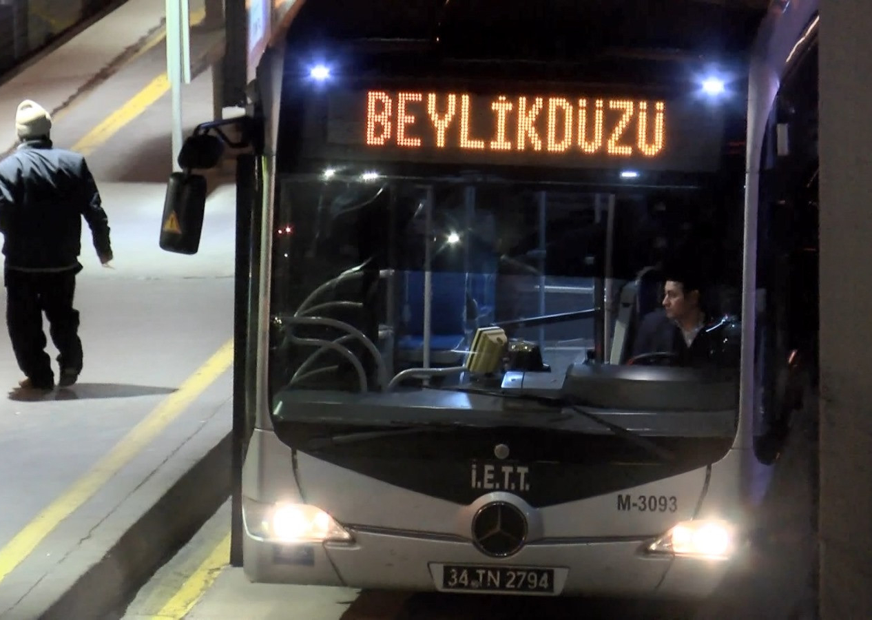 Arızalanan metrobüs can aldı! Metrobüs şoförüne metrobüs çarptı: Hayatını kaybetti!