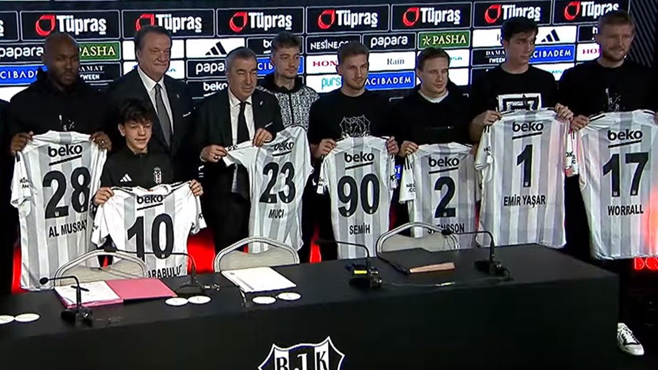 Beşiktaş'ta yıldızlar için imza töreni düzenlendi: 7 transferli gövde gösterisi