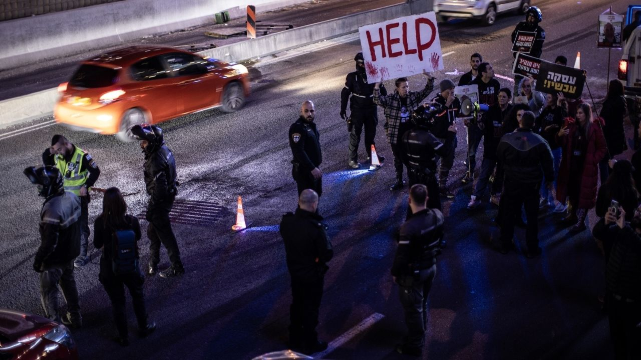 İsrailli esirlerin yakınları Tel Aviv'de otoyolu kapattı