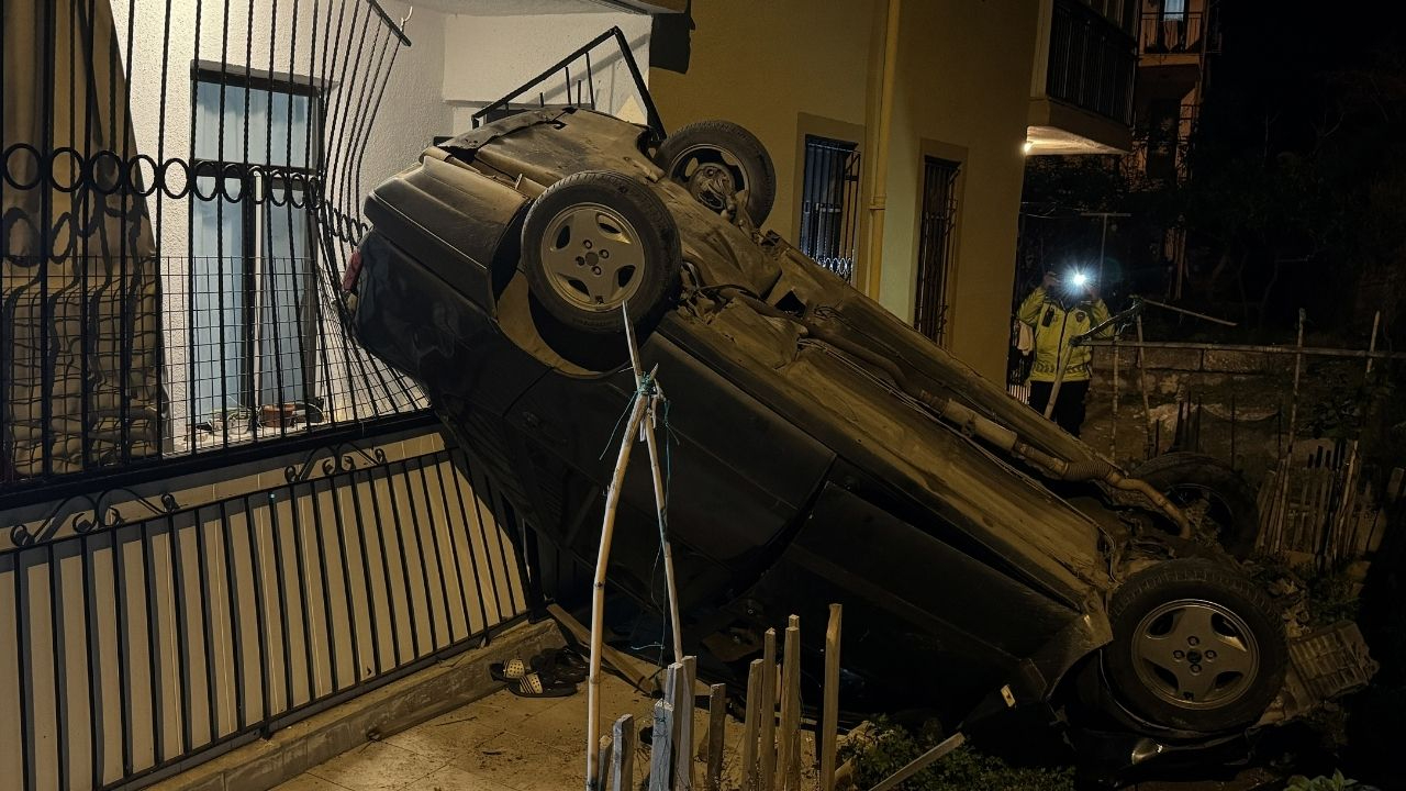 Muğla'da evin balkonuna düşen otomobildeki 2 kişi yaralandı
