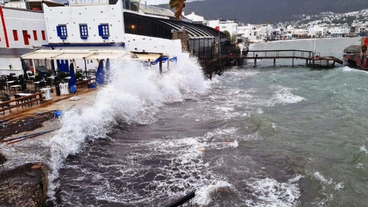 Muğla için 'yağış' ve 'fırtına' uyarısı; feribot seferleri de iptal