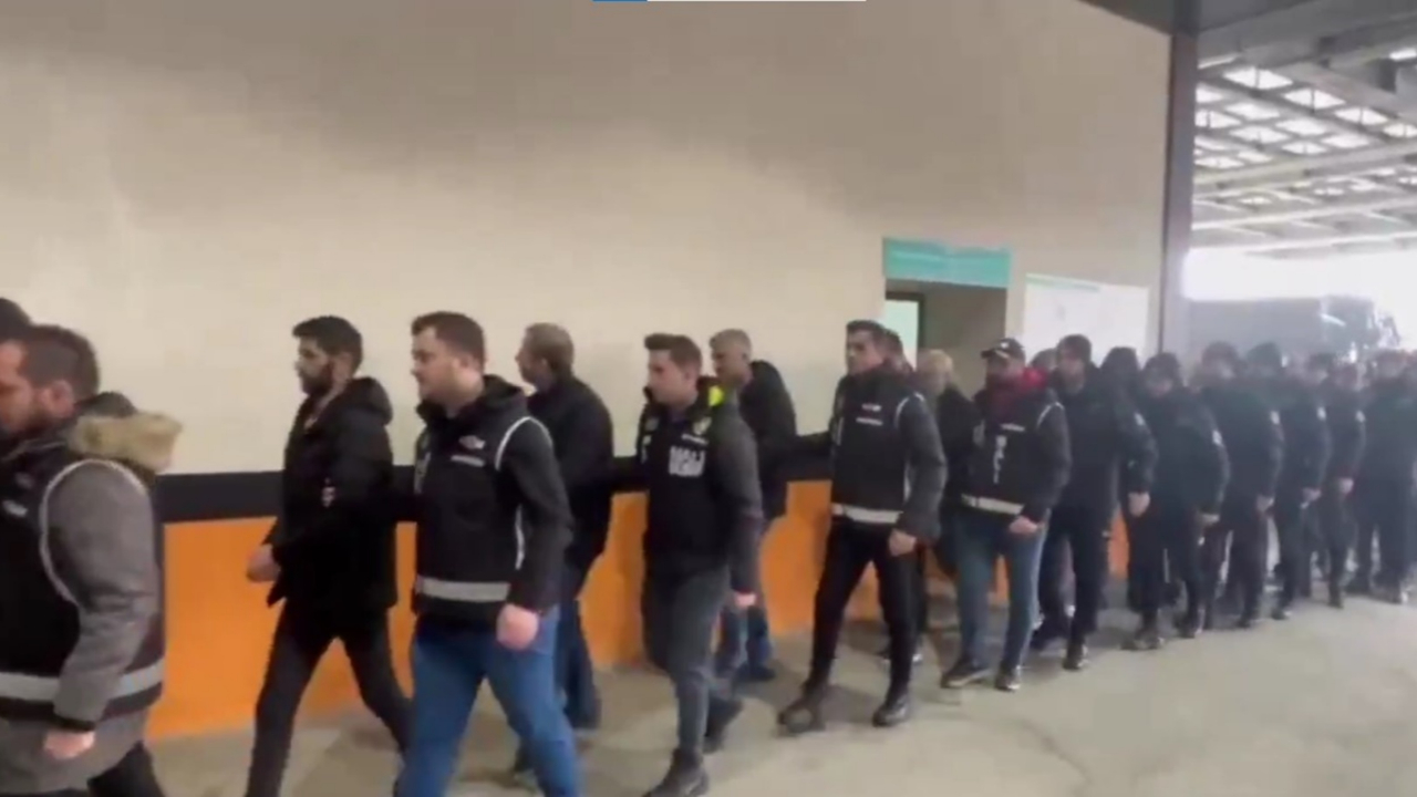 Bakan Yerlikaya duyurdu! 74 ilde ruhsatsız silah taşıyanlara ve silah kaçakçılarına MERCEK-11 Operasyonu! Çok sayıda kişi gözaltına alındı