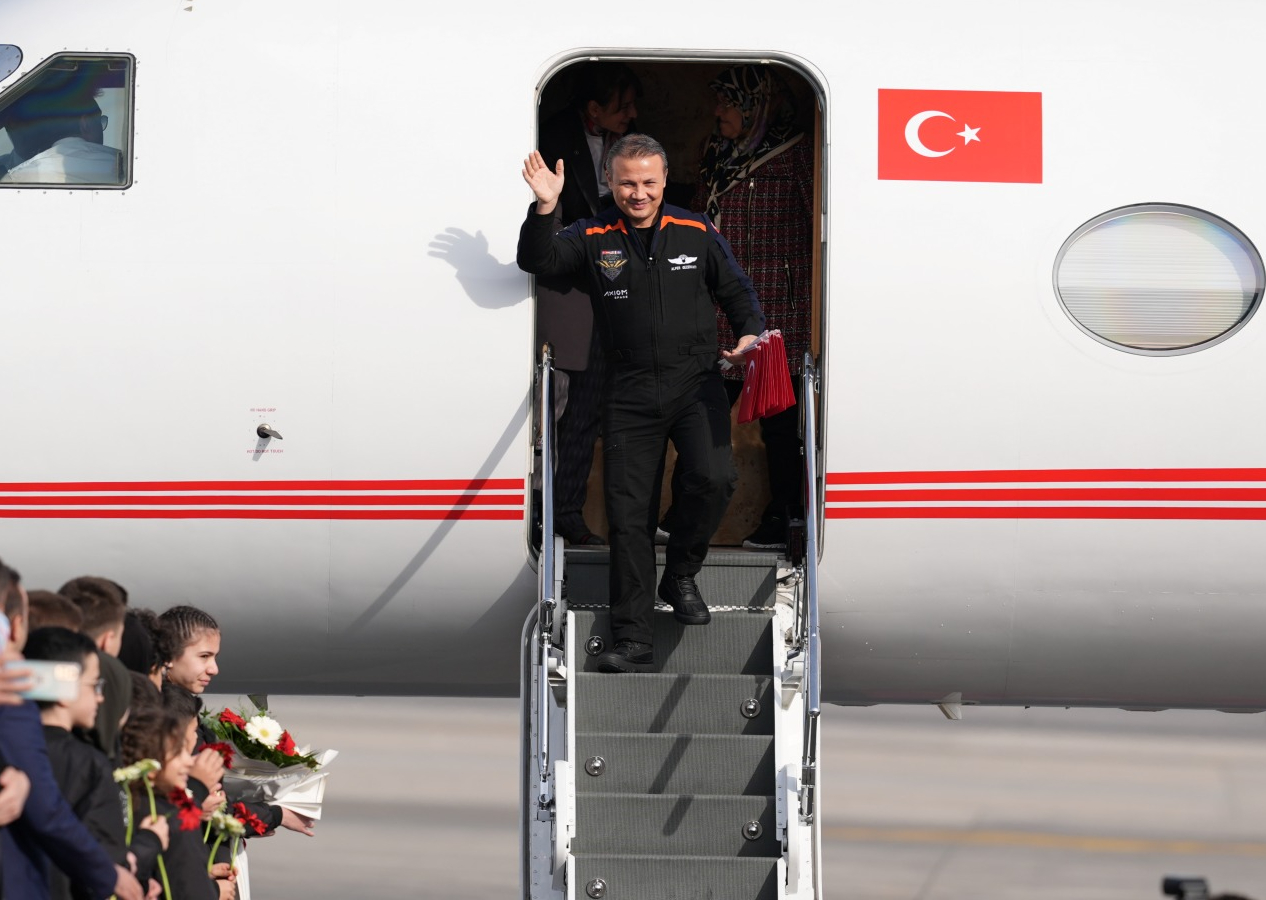 Alper Gezeravcı, Türkiye'ye döndü! İlk Türk astronotu taşıyan uçak Ankara'ya indi!