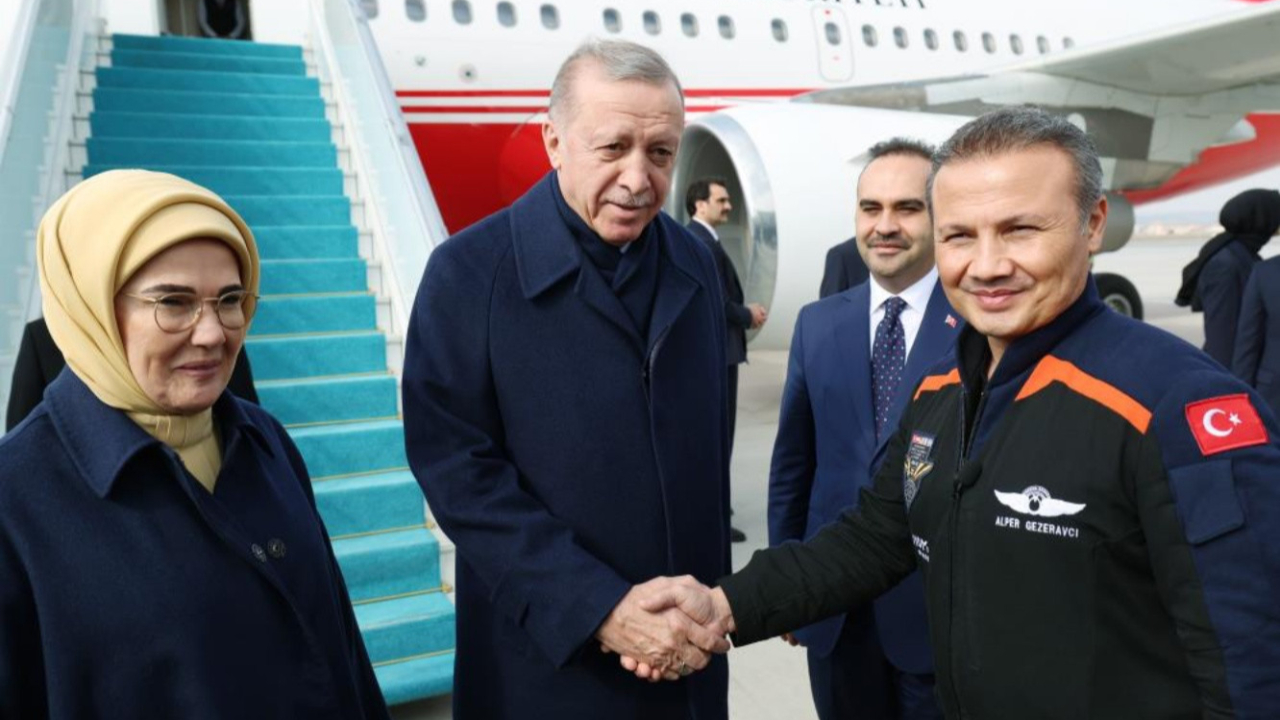 Cumhurbaşkanı Erdoğan, Alper Gezeravcı ile görüştü! Dikkat çeken Türk bayrağı detayı...