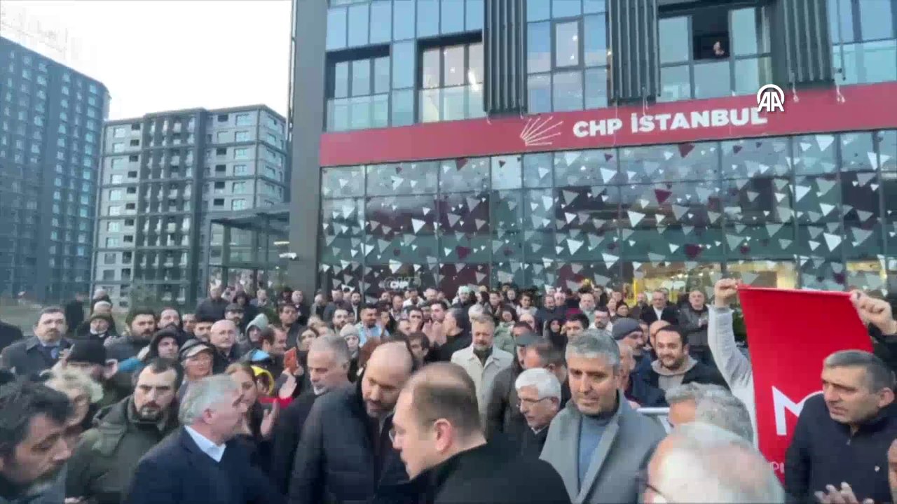 CHP İstanbul İl Başkanlığı önünde aday protestosu