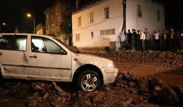 Şiddetli yağış Denizli'yi vurdu, sel ve heyelan meydana geldi!