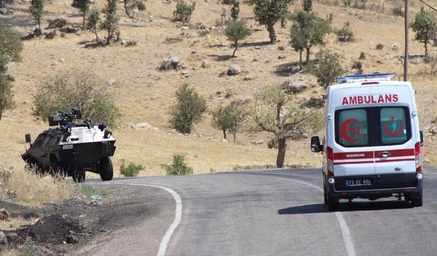 Adıyaman'da askeri aracın geçişi sırasında patlama!