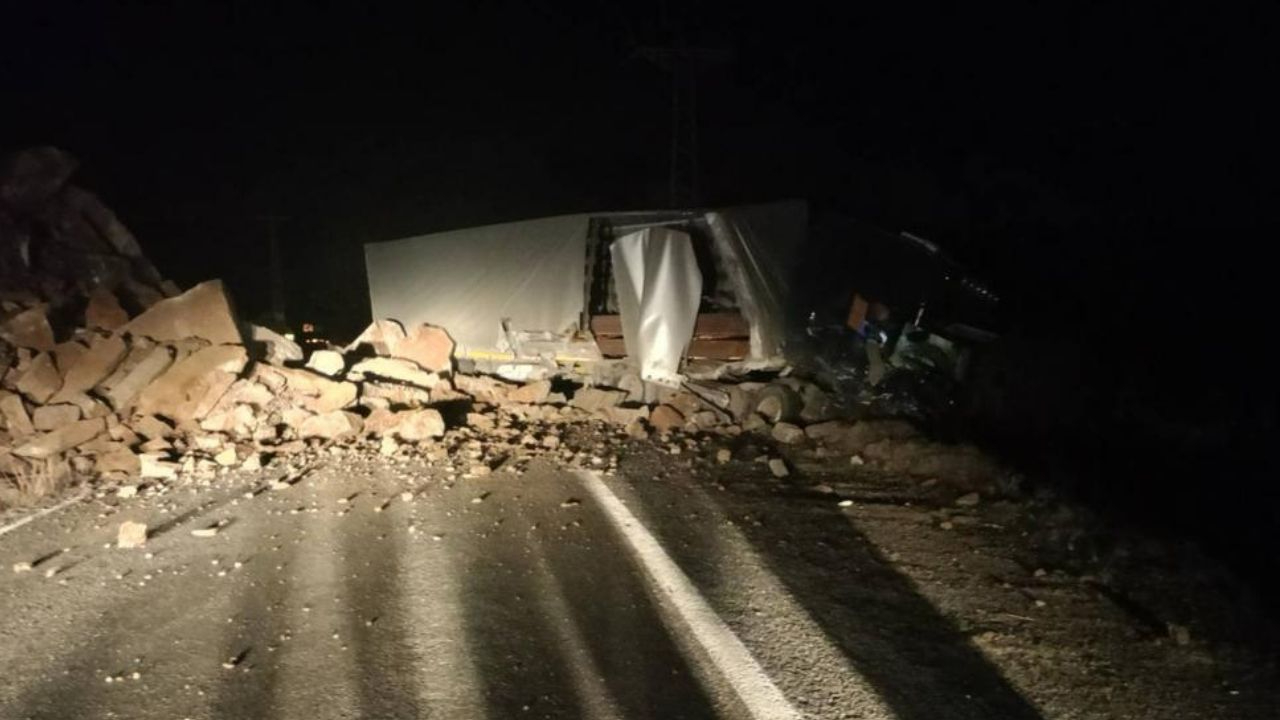 Yamaçtan kopan kayalar tıra isabet etti: Sürücü heyelan altında kalmaktan son anda kurtuldu