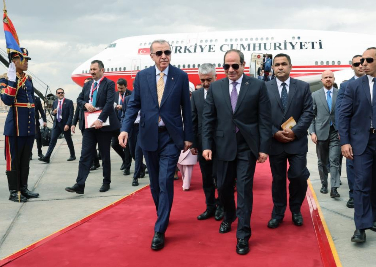 12 yıl sonra bir ilk... Cumhurbaşkanı Erdoğan Mısır'da! Sisi tarafından resmi törenle karşılandı...