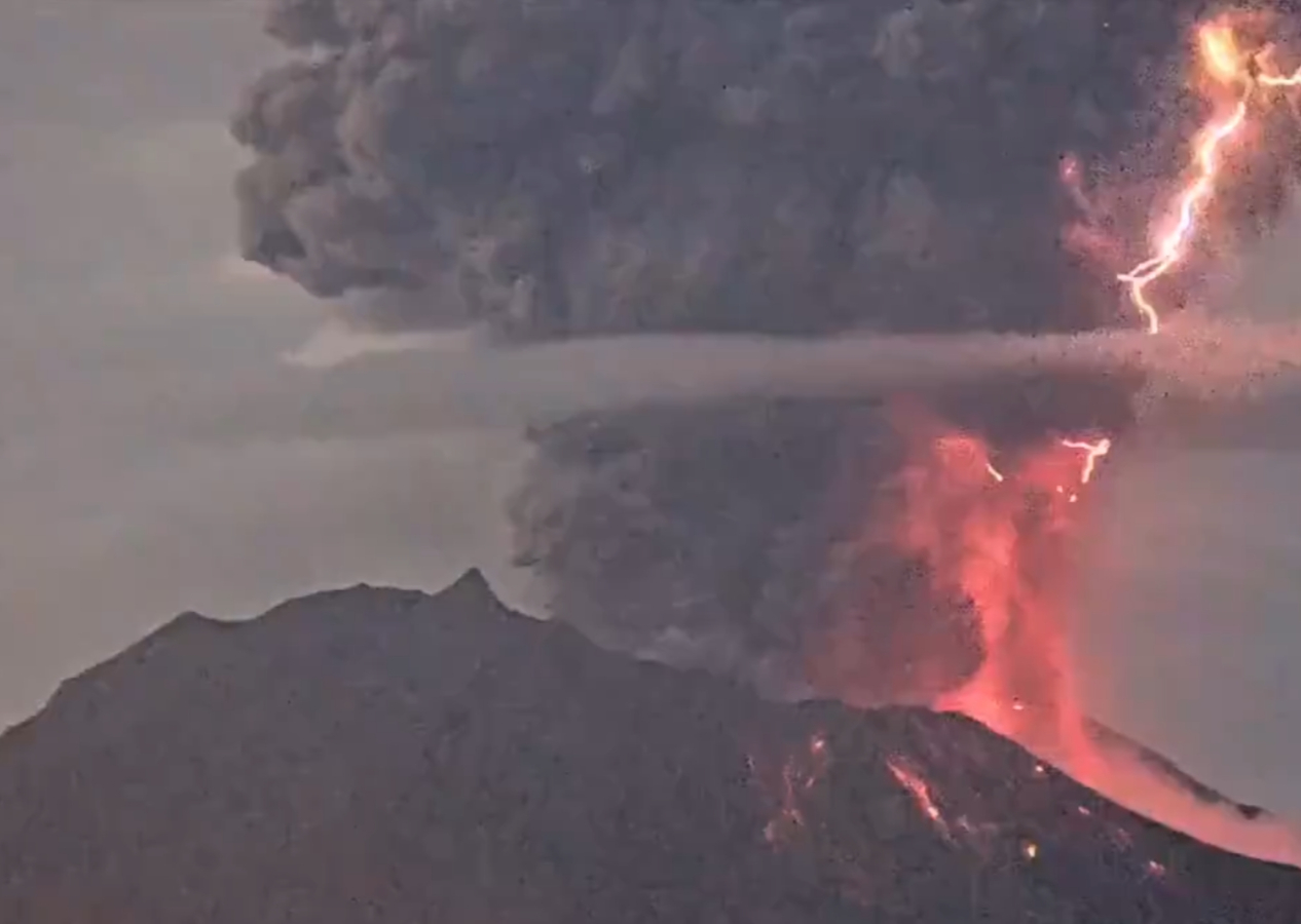 Japonya'daki Sakurajima Yanardağı patladı: Yıldırımlar eşliğinde alev püskürttü