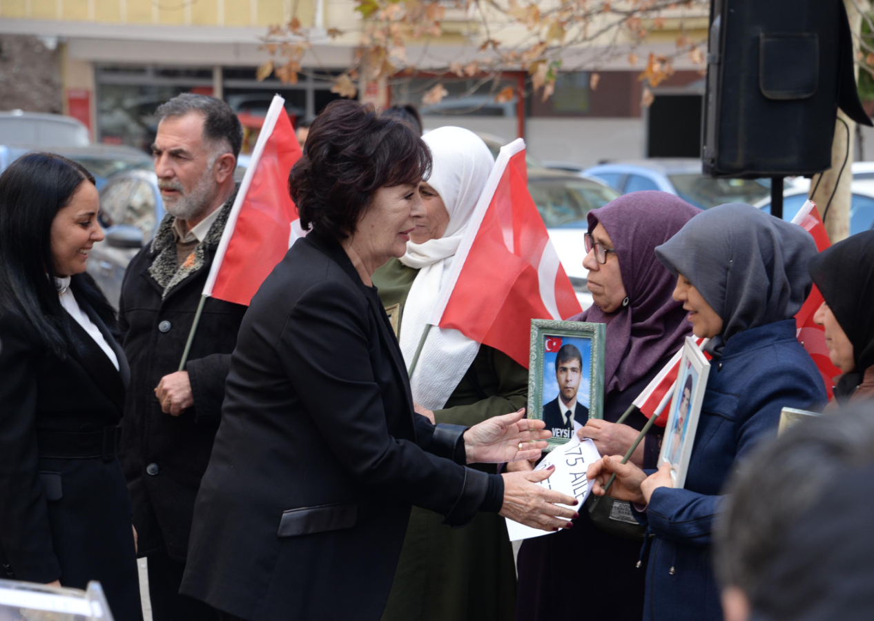 Usta sanatçı Hülya Koçyiğit Diyarbakır anneleriyle nöbet tuttu!