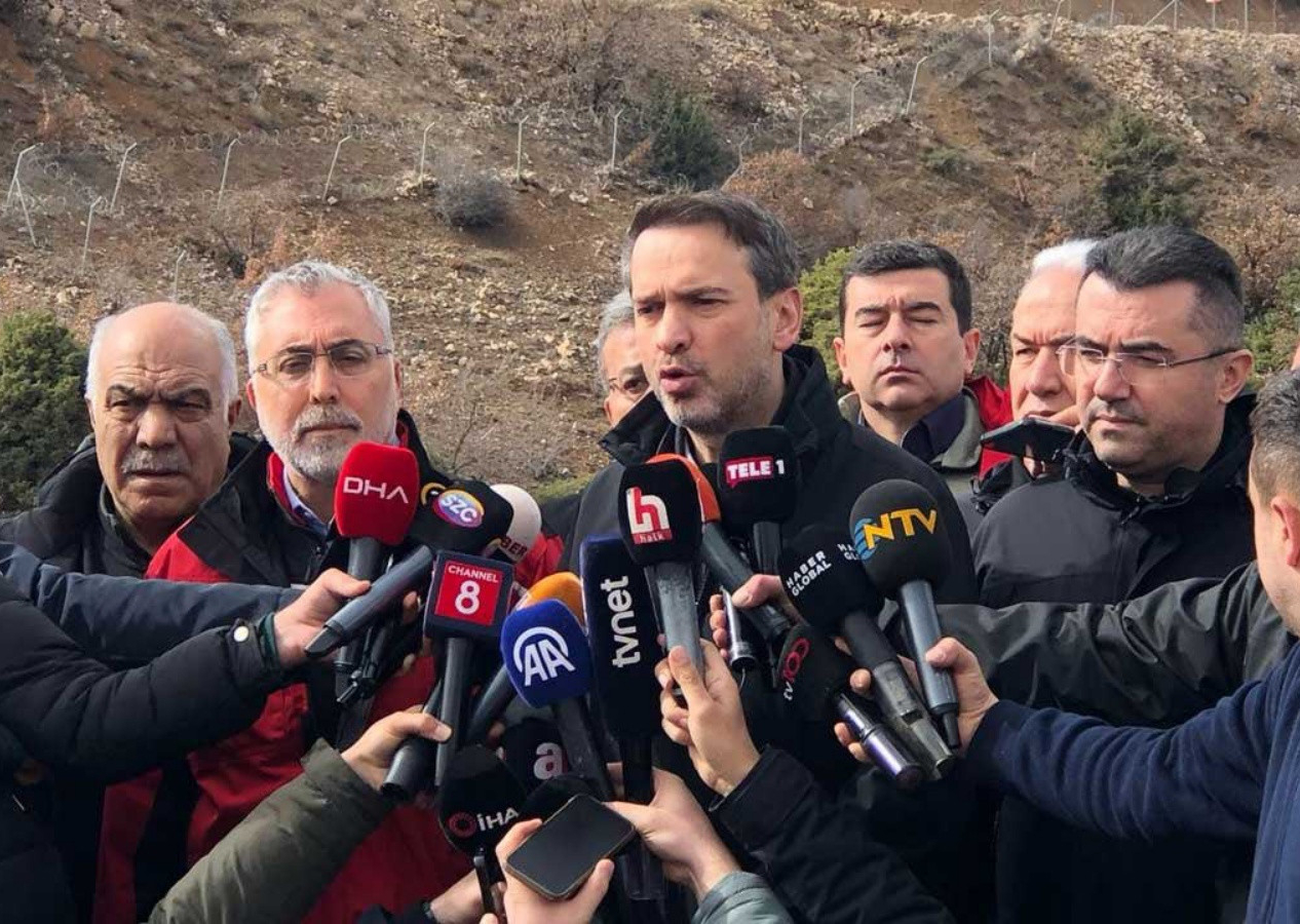 Erzincan'daki maden sahasında göçük... Enerji Bakanı: Heyelan alanında 400 bin kamyonluk toprak kütlesi var!